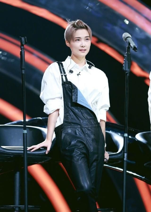 李宇春这“鞋跟”也是细的可怕?太拼了,隔着屏幕都感觉到脚疼!