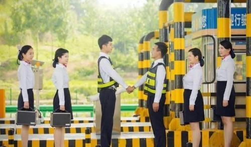  「收费员」高速收费站的收费员在哪儿上厕所？原来在这个地方