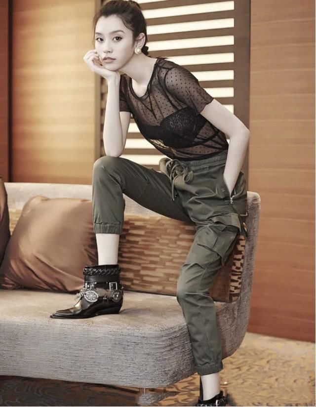 奚梦瑶再现清凉“小肚兜”，实力演绎当下最热的“内衣外穿”