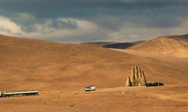 世界真正的五指山，号称为是沙漠之手，却被游客写满到此一游