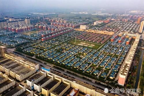  #规模#航拍五万人居住，三十三个村庄组成的最大别墅村，规模大