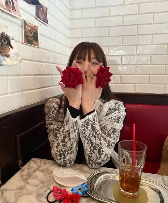  [碎花]朴秀荣的穿搭真是时尚！穿件黑色碎花衬衫，看上去大气又低调