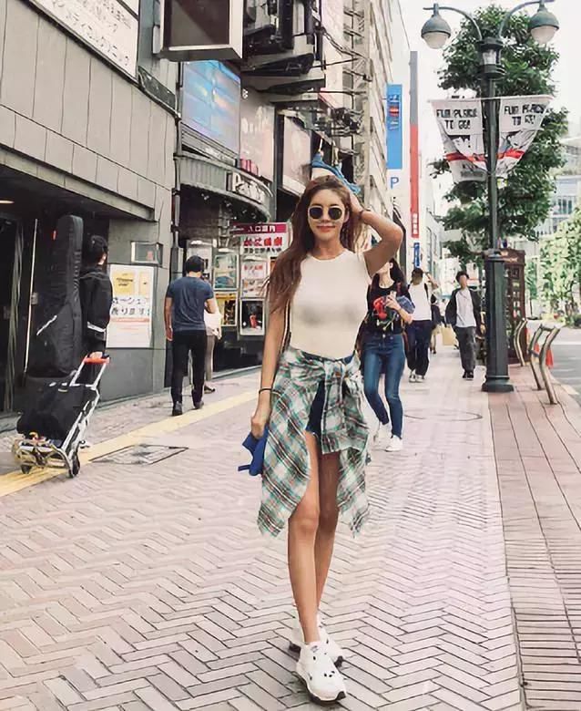 她婚姻失败不幸流产，42岁逆袭成马甲线女神，和小鲜肉谈恋爱！