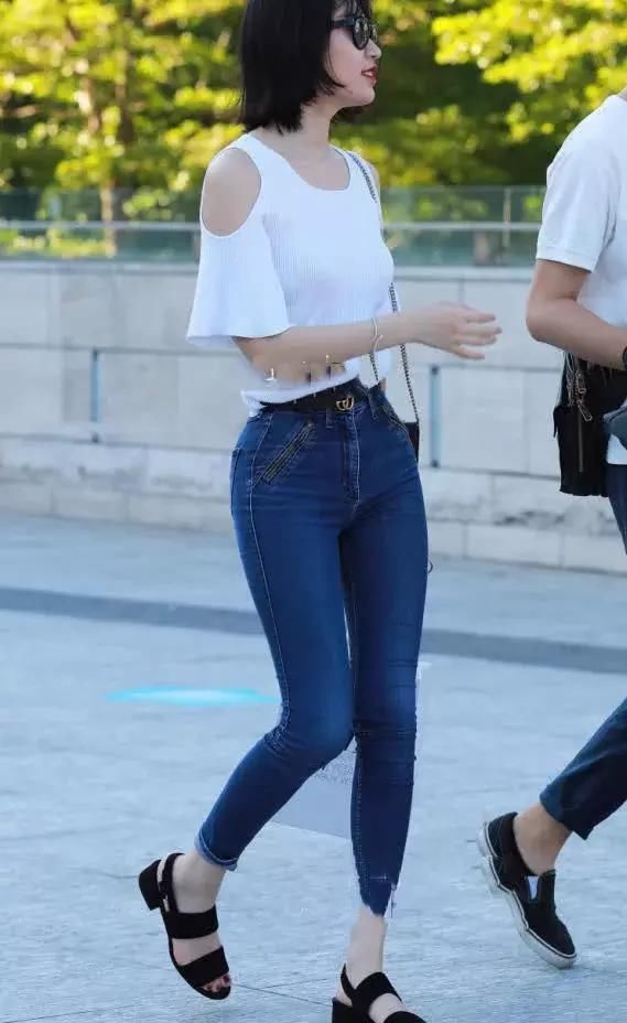 极致紧身牛仔裤搭配短袖针织衫，气质圈的时尚少女