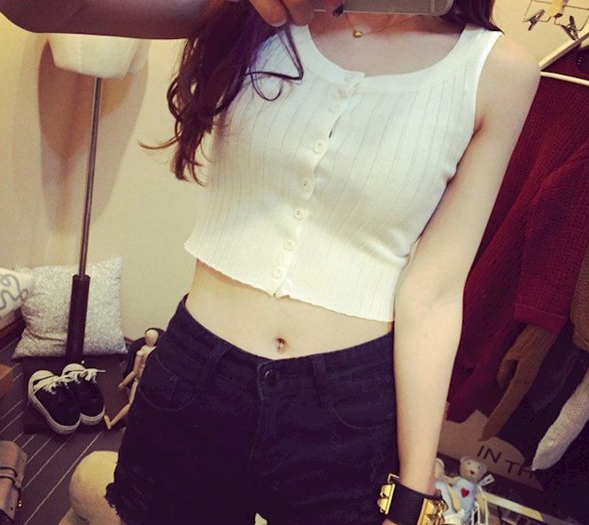 你的裙子该扔了，现在的小姐姐都穿这样的小背心逛街，凉爽忒迷人
