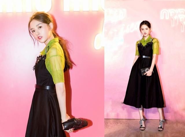 宋祖儿裙子太薄印出“三角区”难怪一直用手包挡着，网友：尴尬了