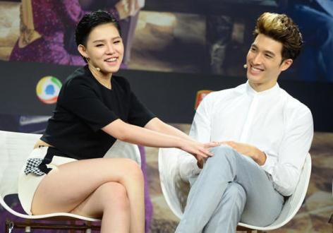 谢依霖婚后首次晒照,瘦脸成功判若两人,肚子凸