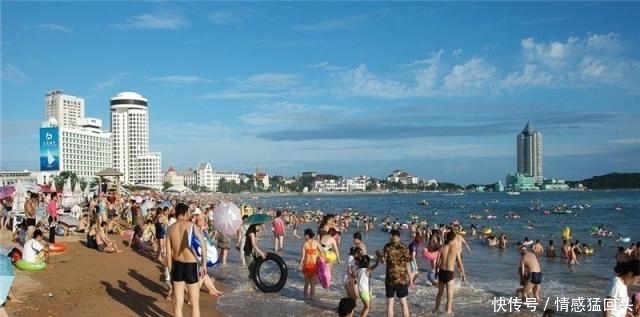 山东最“拥挤”的浴场，10万游客在此游乐戏水，宛如下饺子一样