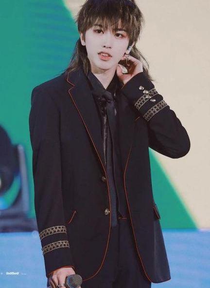 同样是鲻鱼头造型蔡徐坤可爱，易烊千玺成熟，最好看的是他！