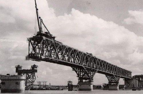 中国曾用上百辆坦克验收大桥，这个国家也来模仿，结果损失10亿