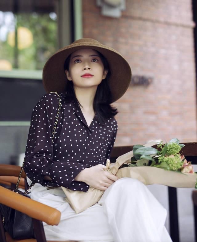  【阔腿裤】春天“女王时尚博主”穿衣搭配构思，波点衬衫配搭乳白色休闲裤子，显瘦又显高