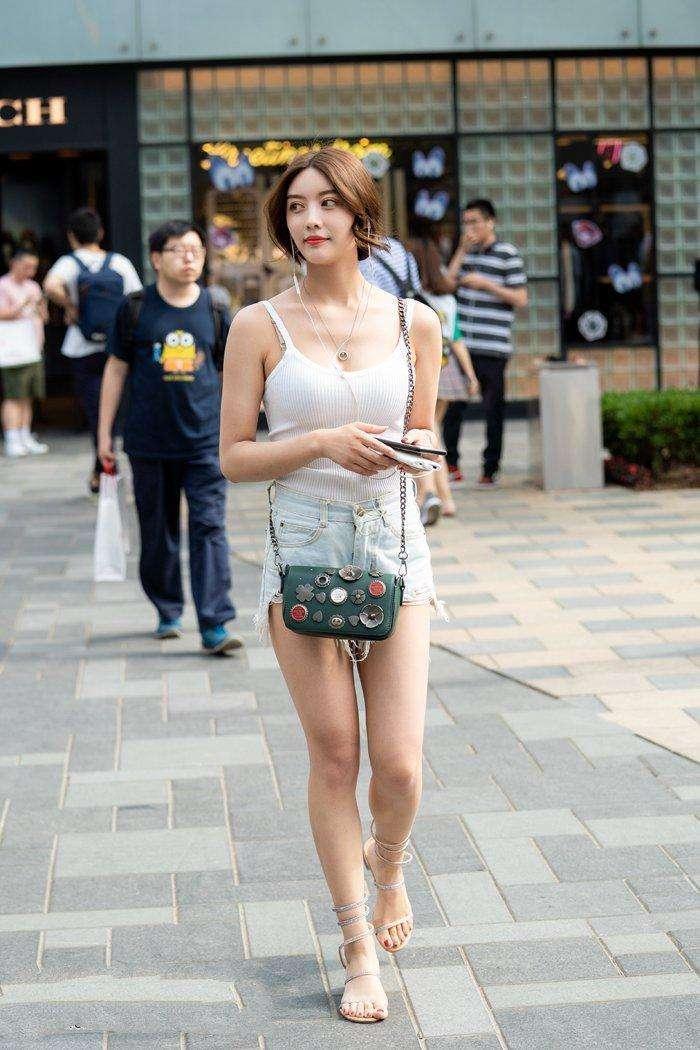 夏季这样穿牛仔热裤, 清凉又百搭, 也不失魅力小性感