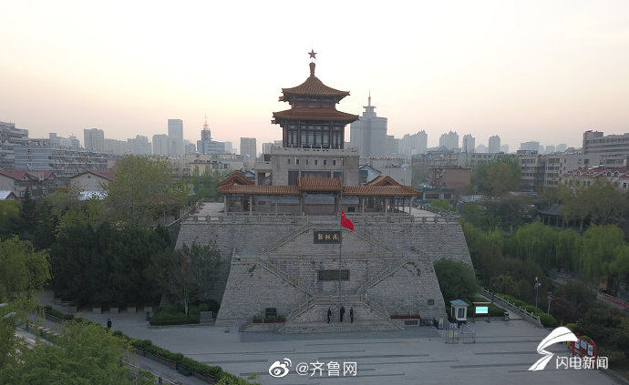  『抗击新冠肺』山东各地降半旗致哀思