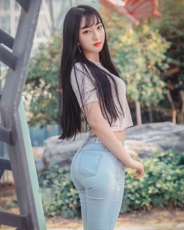 无论身材丰满清瘦,穿上修身裤的背面或侧面,效果都是出奇的好!