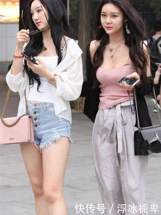 [ 四射]大长腿的小姐姐靓丽四射，街拍：黑色打底短裙搭配白色外搭