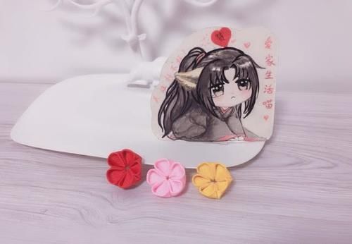  「三角形」春暖花开了，来做花吧？三色小花朵做胸针好不好看啊？