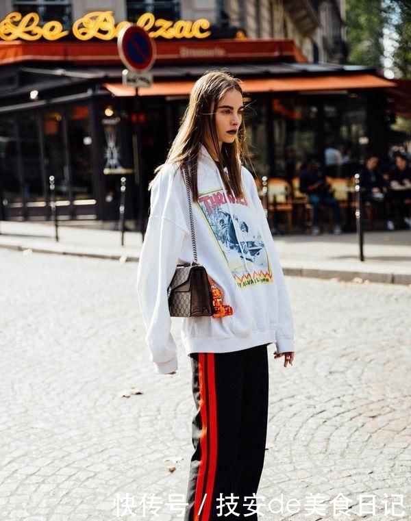 就要@女人买卫衣,就要挑这3种“耐看色”,穿个两三年都不会过时!