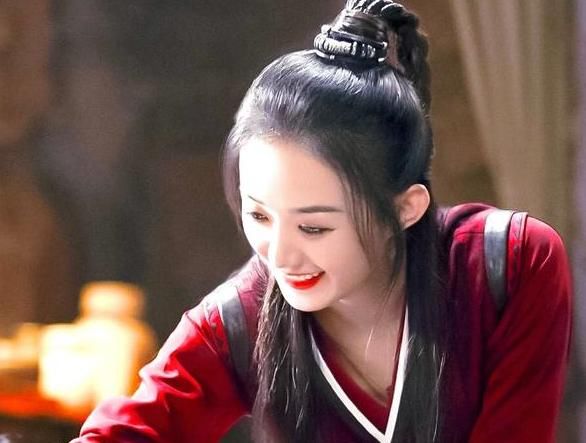  『剧照』赵丽颖颜值重回巅峰，剧照美到爆，颖宝对剧组人员上演迷人一笑