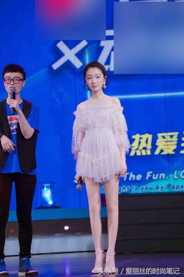 周冬雨为显腿长快将裙子拉到胸口了，穿15公分高跟鞋双腿都站不直