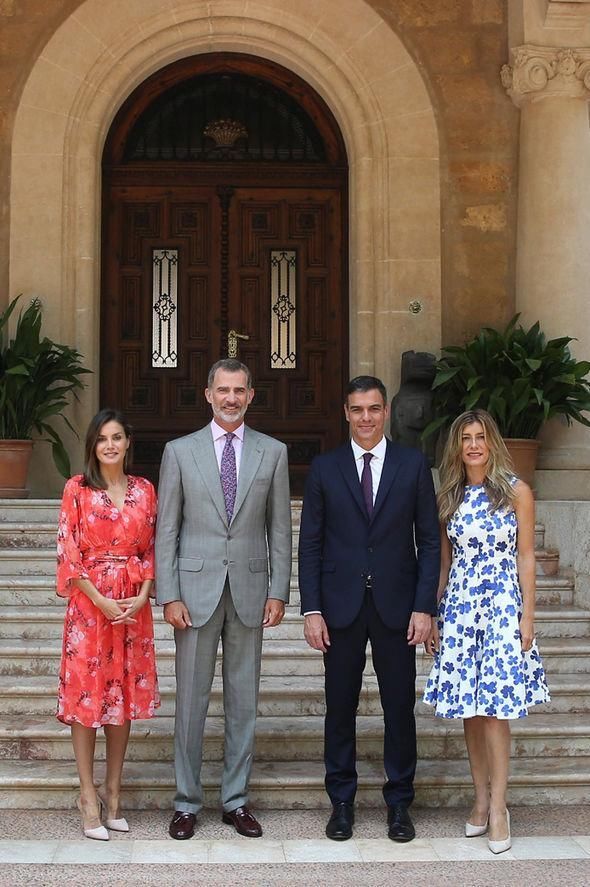 西班牙王后莱蒂齐亚陪同会见首相，穿一身印花红色裙子