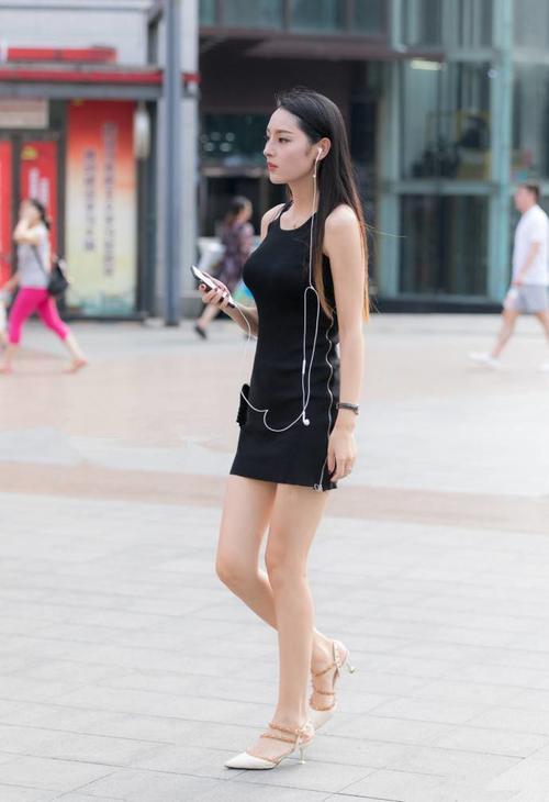 路人街拍:好清纯的长发小姐姐,吊带紧身裙秀出完美身材