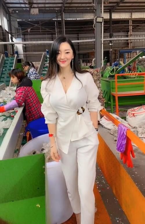  [美女]一身白色的时尚美女，看起来清爽又有女人味!