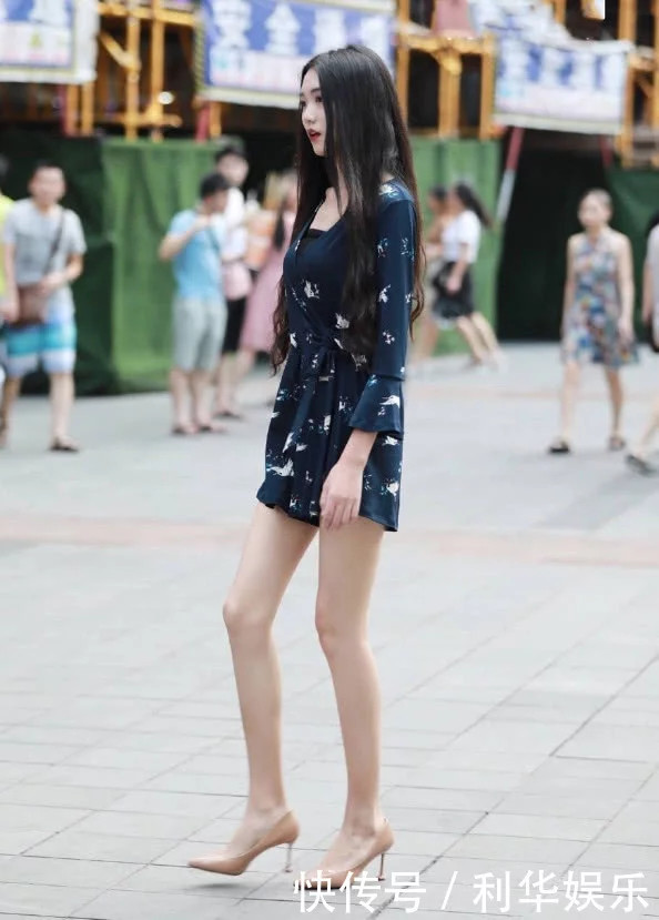 气质小姐姐身穿小短裙出街，天使般的笑容魔鬼身材般的身材