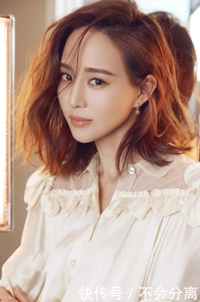 赵丽颖张钧甯撞衫，露得少的反而赢了！网友：这个小细节太抓人！