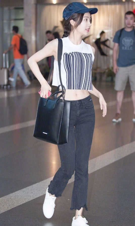 除去小蛮腰,李菲儿的腿部线条看起来十分优美,下摆是九分裤设计