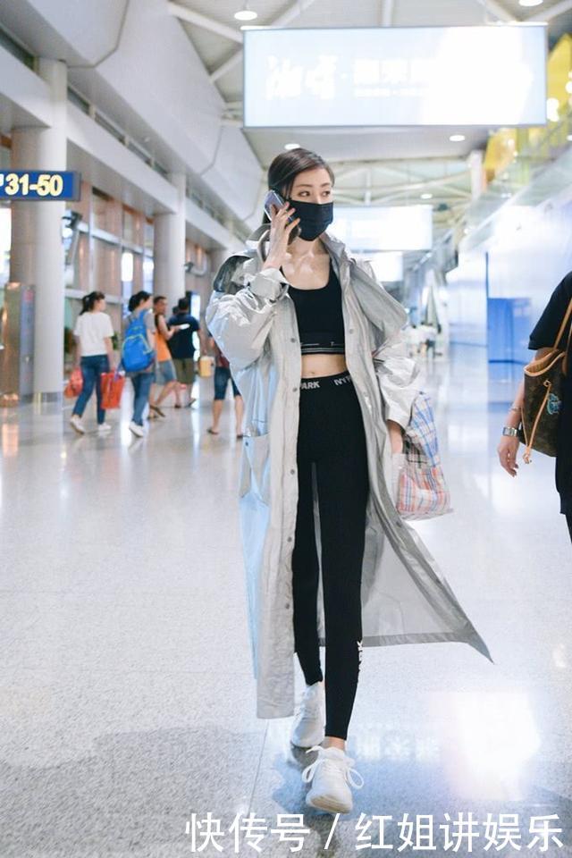 张天爱穿银色风衣秀马甲线，气场全开时髦到炸，却被编织袋抢镜！