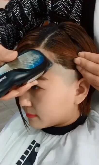 发质超好的短发美女想修理一下自己的发型，剪完之后变得太好看了