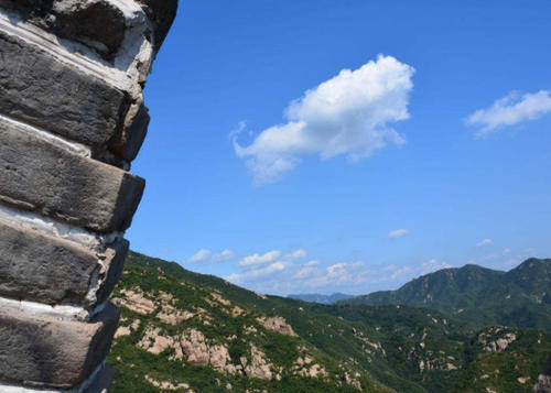 唯一一段允许涂鸦的长城,成为外国人涂鸦的天堂,亦是求婚的圣地