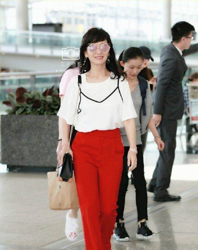 赵雅芝胆真大! 穿长靴直接露半截大腿, 网友: 奶奶也不怕冻出病!