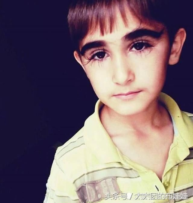 俄罗斯这位11岁小男孩火了!拥有全网最长睫毛，真正“睫毛精”