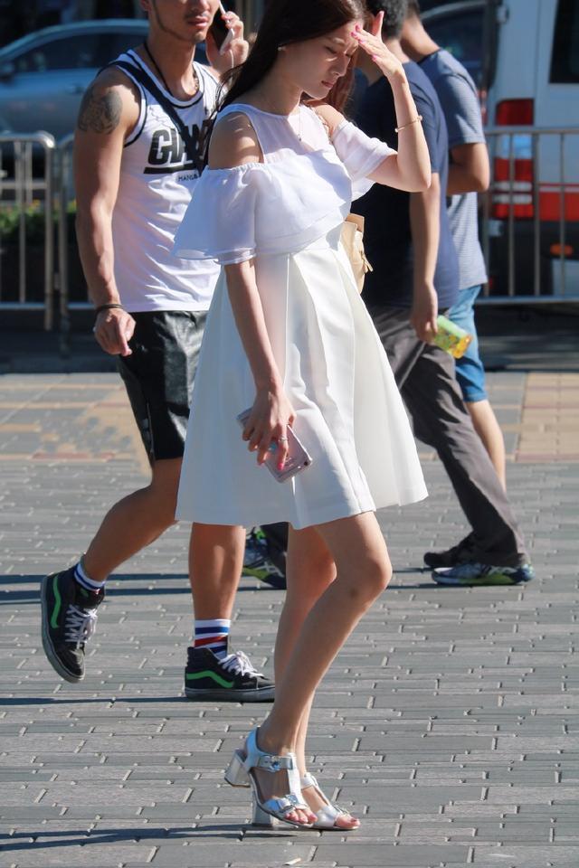 街拍：性感白皙的苗条小姐姐，穿着简单大方甜美！