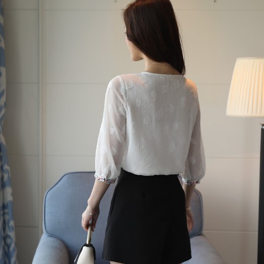 终于发现一种“流氓衫”，40岁女人穿上性感优雅，男人都爱看