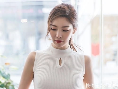  #少女#朴正允：白色的棉毛背心搭配上青春活泼的少女粉，你喜欢吗？