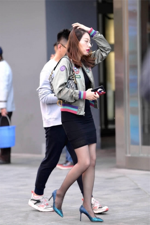 「美女」路人街拍,美女穿黑色的紧身连衣短裙,给人一种很清新的感觉