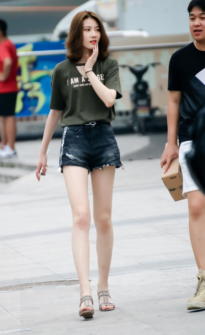 颜值美女腿长一米，胸前一个大写的D就问你美不美？