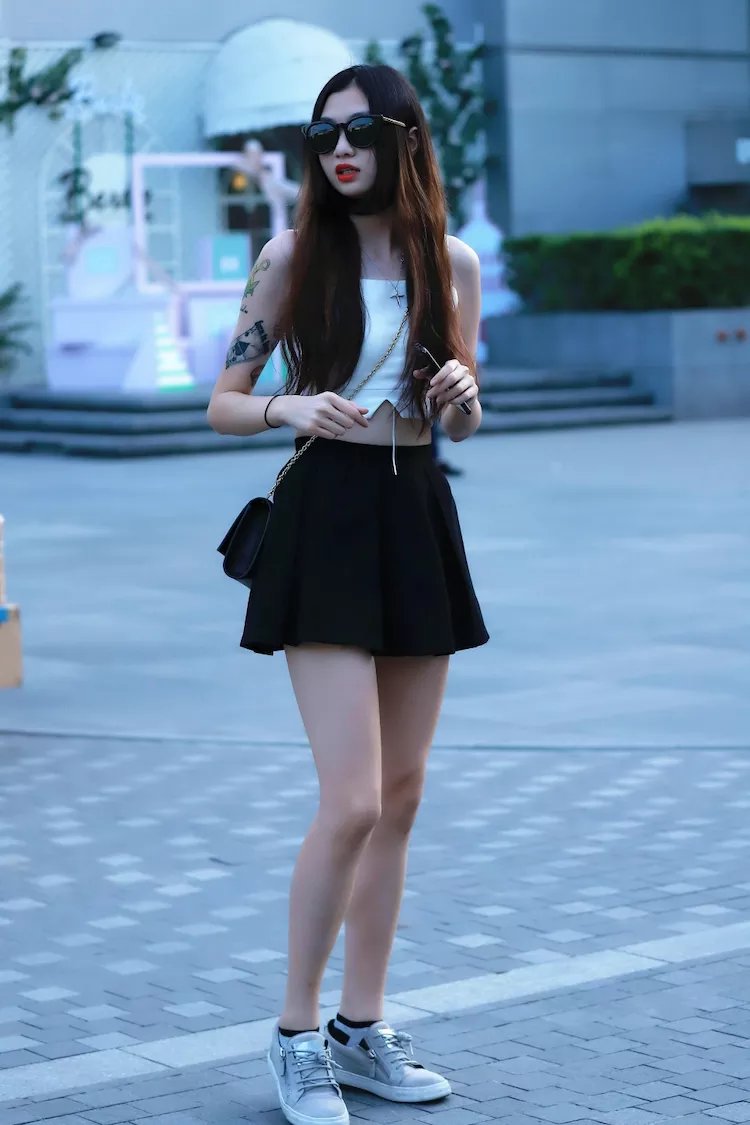 路人街拍，小姐姐身材窈窕，穿着彰显青春与活力，长相令人惊艳！