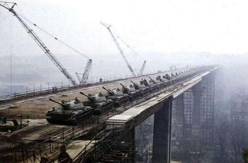 中国曾用上百辆坦克验收大桥，这个国家也来模仿，结果损失10亿
