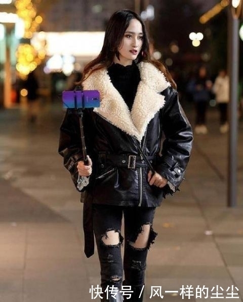 「 上身穿一」看着养眼！，街拍：小姐姐的腿真长！穿紧身牛仔裤配高筒靴