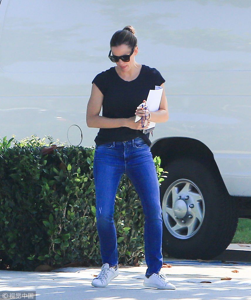 詹妮弗加纳街头小跑面带笑容心情好 T恤牛仔裤简约搭配尽显高挑