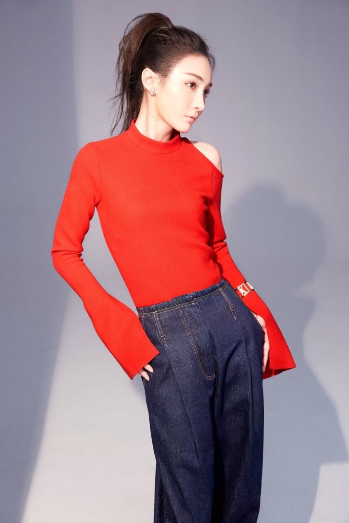 姚笛掀起刘海,凸显时尚小心机