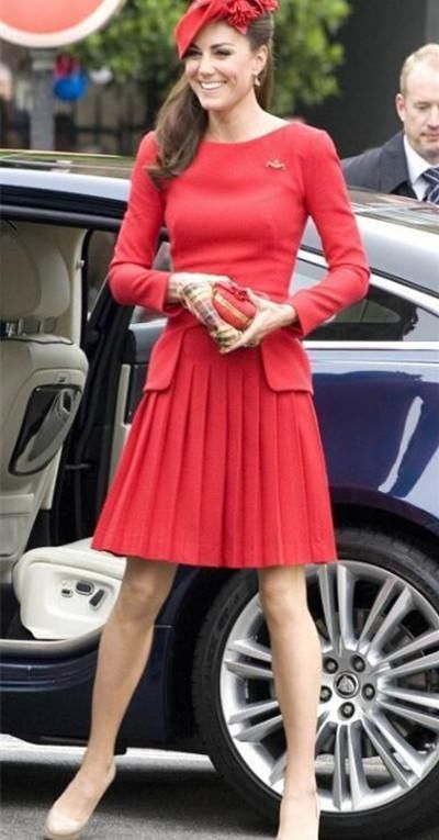 凯特王妃披肩卷发，不穿丝袜最美丽，图四双腿叉开站凸显胆大!