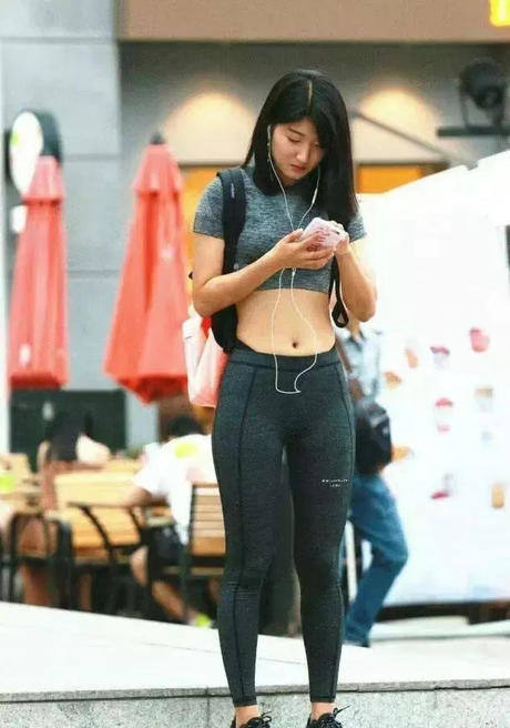 打底裤搭配上白色的外套，有种干练利落的气质