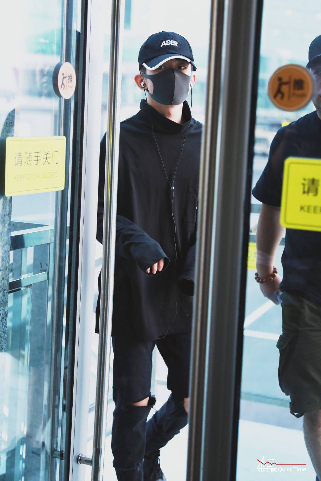 易烊千玺一身酷黑look现身机场，大佬出街即视感酷劲十足!