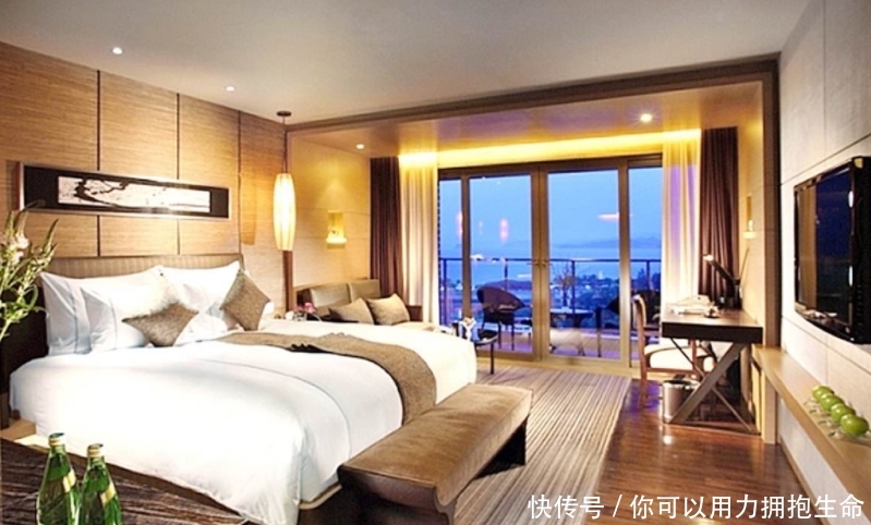 大晚上住酒店时,明明还有房间,为何酒店前台总是说“没房”?