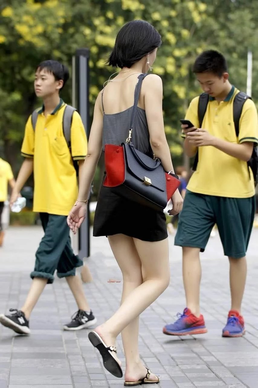 气质小姐姐火辣穿着大秀好身材，丰腴的身材