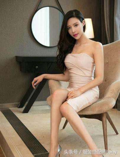 时尚街拍,性感的抹胸裙小姐姐,柔美的气质,别有一番韵味